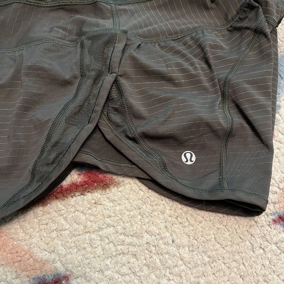$68 Lululemon RUN FOR DAYS Shorts Deep Green Camo in Size 8 - Picture 7 of 10
